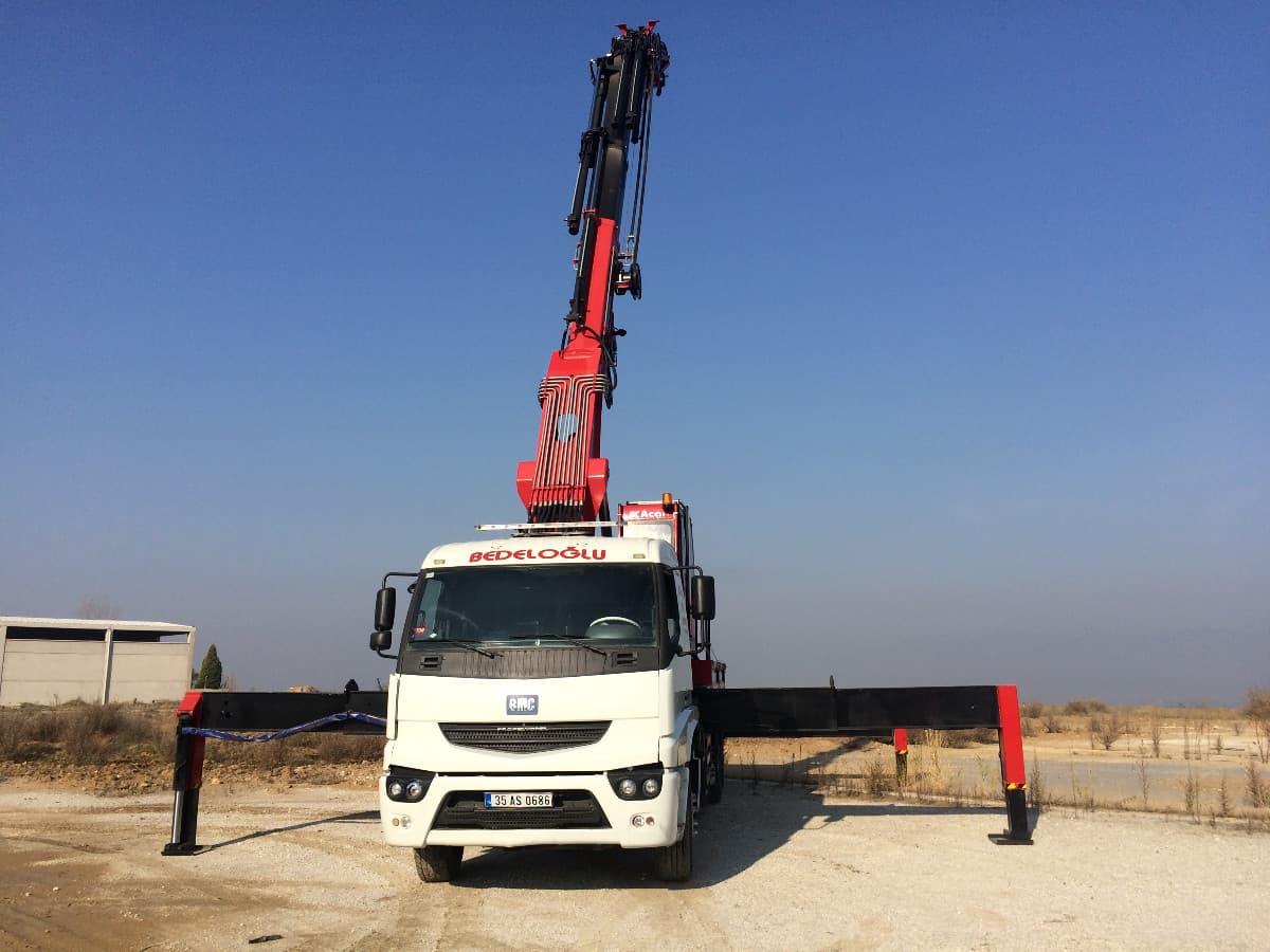 Destek ayakları açılmış Bedeloğlu mobil vinci önden görünüm