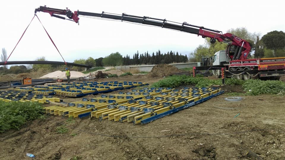 Vinç ile sahada beton kalıp elemanlarının taşınması