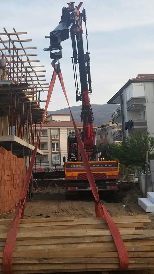 Konut inşaatında vinç ile kalıp kerestesi kaldırma